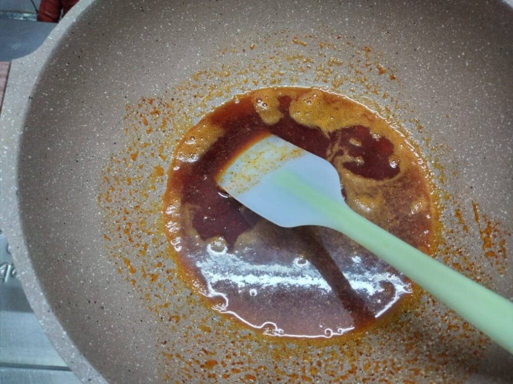 heat oil and mix with red kashmiri chili powder