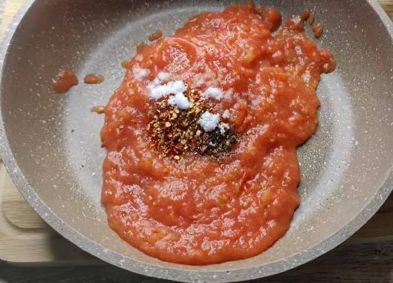 preparing pizza sauce